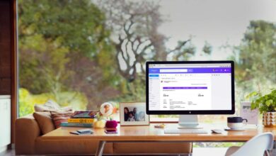 Yahoo folds instant messaging into its e mail service